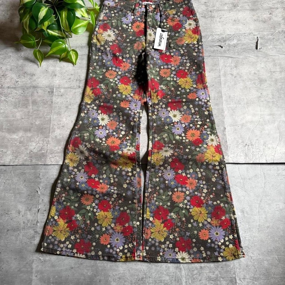 Wrangler Bloom Wanderer flare Jeans high rise size 28" nwt - Picture 3 of 7